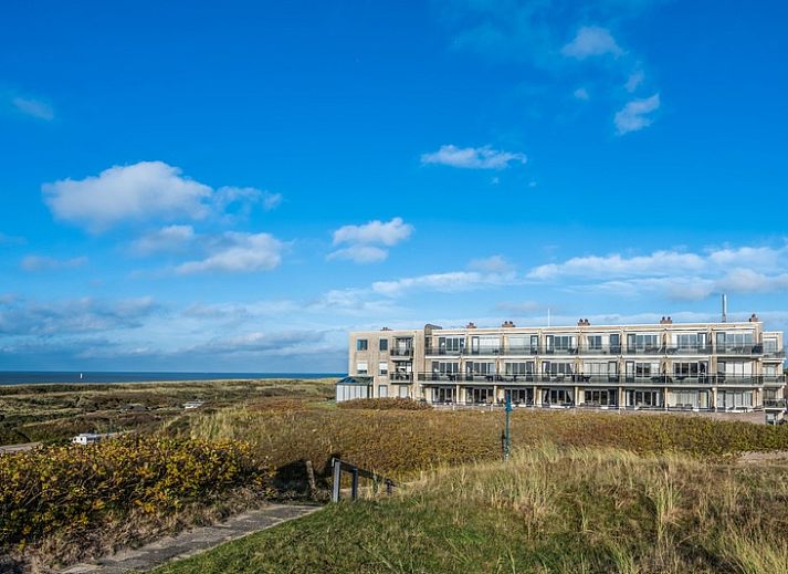 Ruime woonkamer in Appartement Juliana 096 Eiland en Zeezicht met uitzicht over Texelse duinen in De Koog.