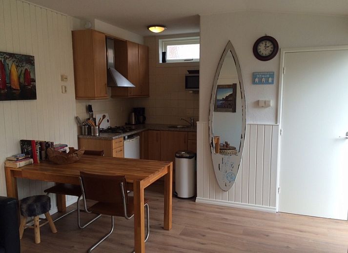 Gezellige woonkamer van Zomerhuisje Plevierstraat 12 in De Koog, Texel, met comfortabele zithoek en eethoek, ideaal voor een ontspannen verblijf.