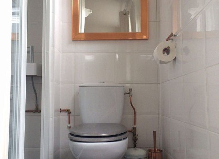 Gezellige keuken en eetruimte in Zomerhuisje Plevierstraat 12, De Koog, Texel. Vakantiehuis met moderne voorzieningen op de Waddeneilanden.