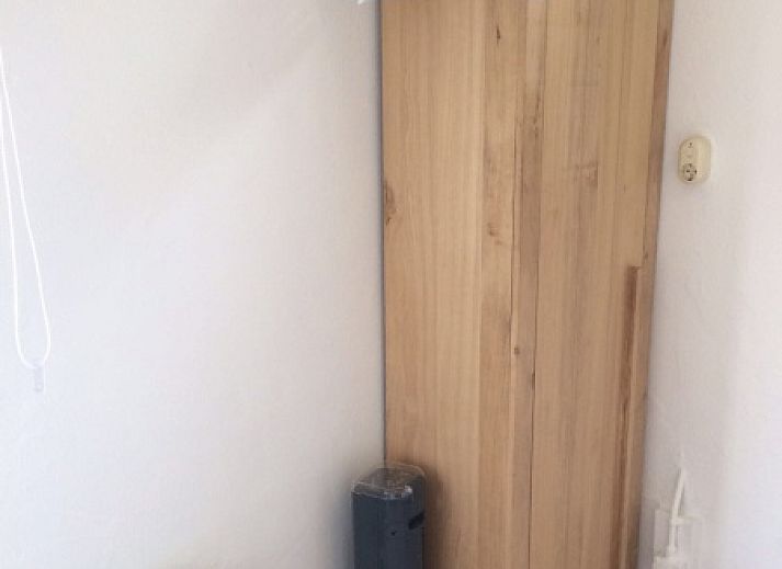 Gezellige keuken en eetruimte in Zomerhuisje Plevierstraat 12, De Koog, Texel. Vakantiehuis met moderne voorzieningen op de Waddeneilanden.