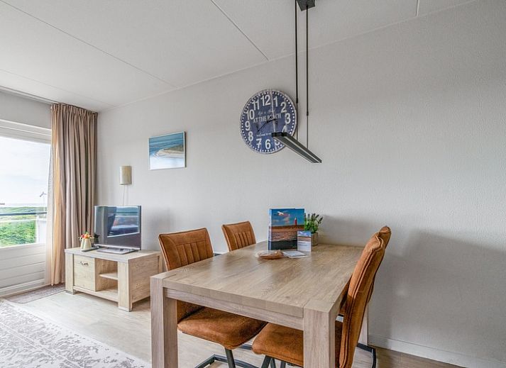 Lichte woonkamer van Appartement Juliana 138 Eiland en Zeezicht in De Koog, Texel met comfortabele zithoek en uitzicht.