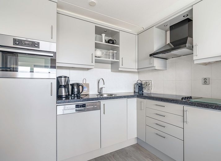 Lichte woonkamer van Appartement Juliana 138 Eiland en Zeezicht in De Koog, Texel met comfortabele zithoek en uitzicht.