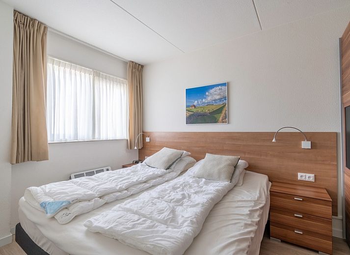 Lichte woonkamer van Appartement Juliana 138 Eiland en Zeezicht in De Koog, Texel met comfortabele zithoek en uitzicht.