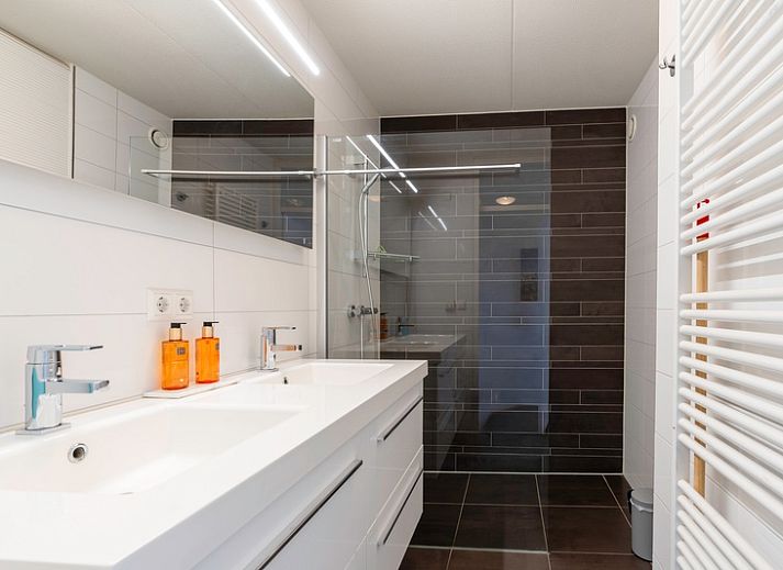 Lichte woonkamer van Appartement Juliana 138 Eiland en Zeezicht in De Koog, Texel met comfortabele zithoek en uitzicht.