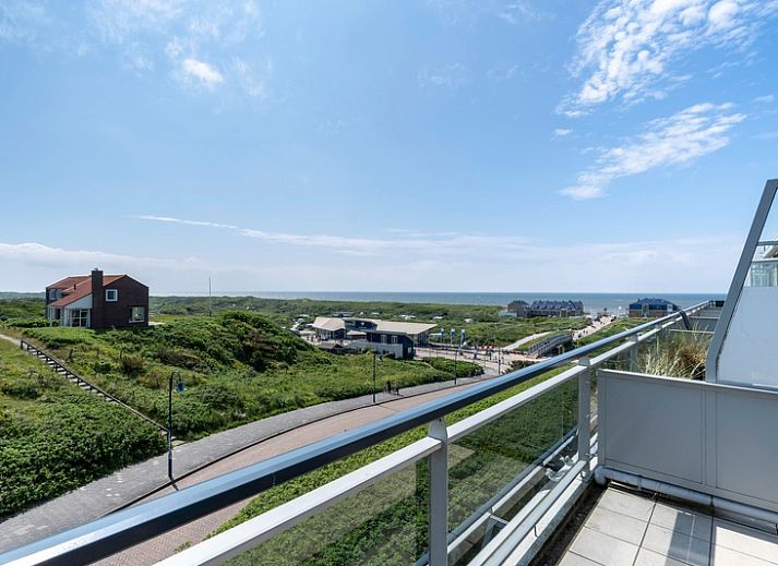 Ruime woonkamer van Appartement Juliana 138 Eiland en Zeezicht in De Koog, Texel met prachtig uitzicht op de natuur.