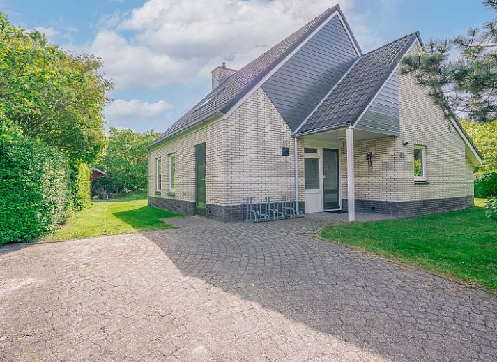 Vakantiehuis Kamperfoelie 83 met sauna in De Koog Texel, ruime tuin en terras voor ontspanning.