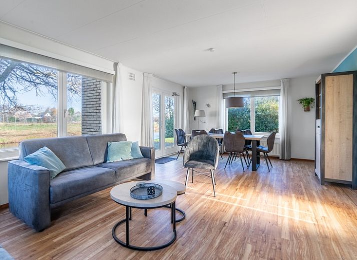 Rustieke tuin van Vakantiehuis Kamperfoelie 47 in De Koog Texel aan het water.