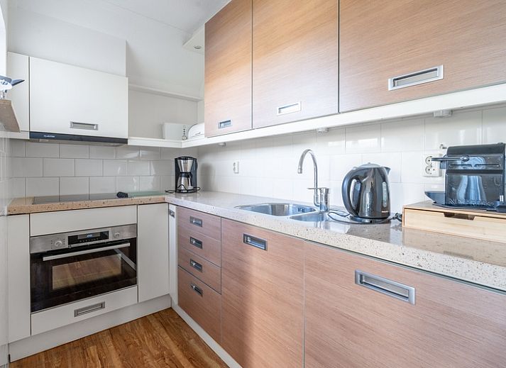 Rustieke tuin van Vakantiehuis Kamperfoelie 47 in De Koog Texel aan het water.