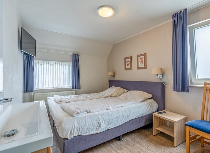 Rustieke tuin van Vakantiehuis Kamperfoelie 47 in De Koog Texel aan het water.