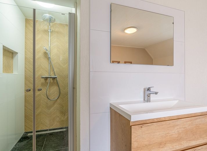 Rustieke tuin van Vakantiehuis Kamperfoelie 47 in De Koog Texel aan het water.