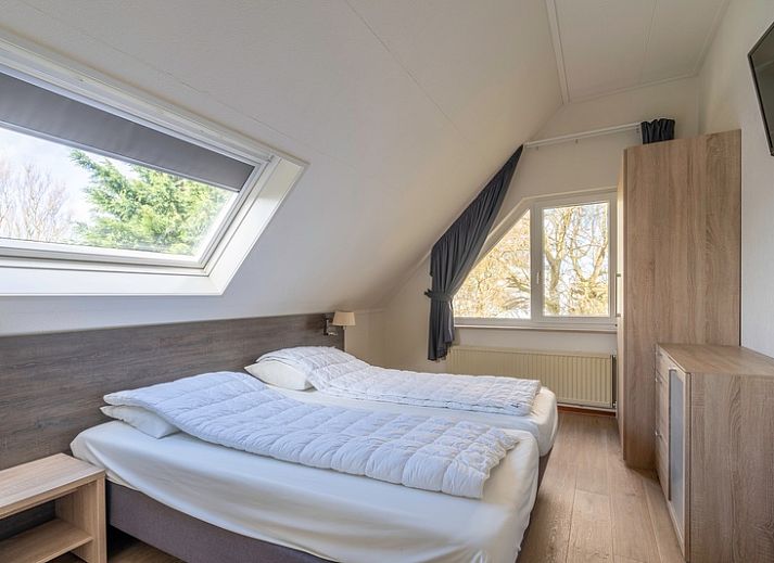 Gezellige woonkamer van Vakantiehuis Kamperfoelie 47 in De Koog Texel met comfortabele banken.
