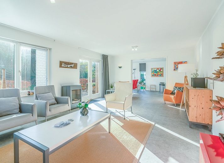 Gezellige tuin bij Vakantiehuis Kamperfoelie 93 in De Koog, Texel, perfect voor een ontspannen verblijf op de Waddeneilanden.