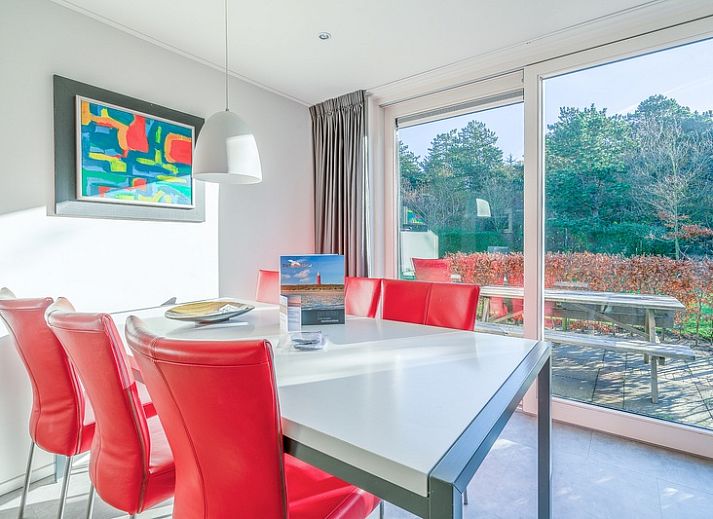 Gezellige tuin bij Vakantiehuis Kamperfoelie 93 in De Koog, Texel, perfect voor een ontspannen verblijf op de Waddeneilanden.