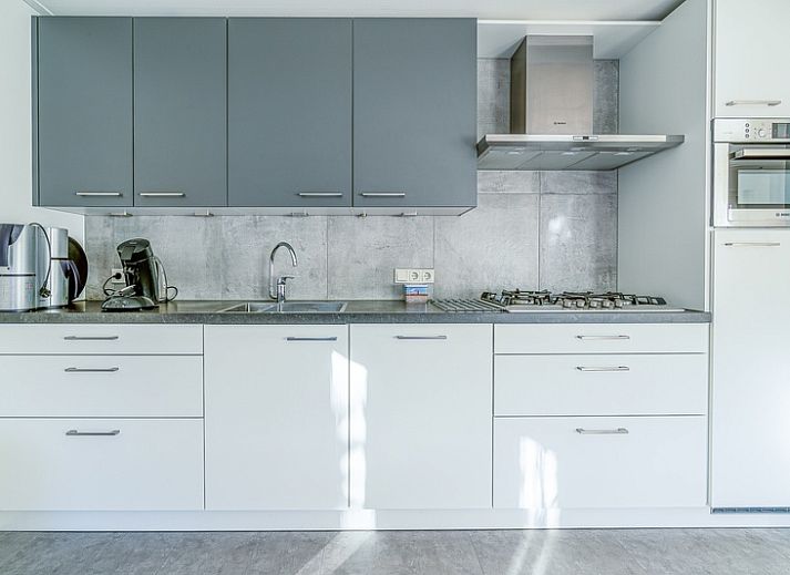 Gezellige tuin bij Vakantiehuis Kamperfoelie 93 in De Koog, Texel, perfect voor een ontspannen verblijf op de Waddeneilanden.