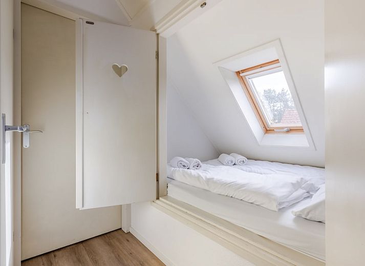 T6AB Komfort-Bungalow in De Koog, Texel, Waddeninseln, mit charmanter Fassade, umgeben von gruener Natur und ruhiger Umgebung.