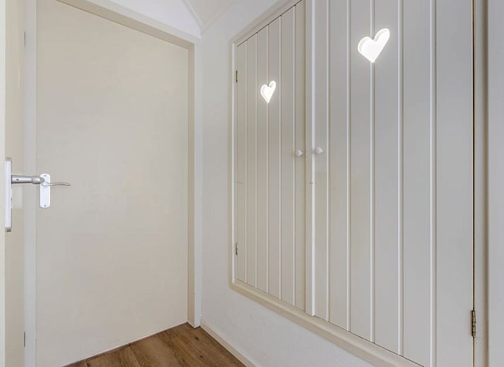 T6AB Komfort-Bungalow in De Koog, Texel, Waddeninseln, mit charmanter Fassade, umgeben von gruener Natur und ruhiger Umgebung.