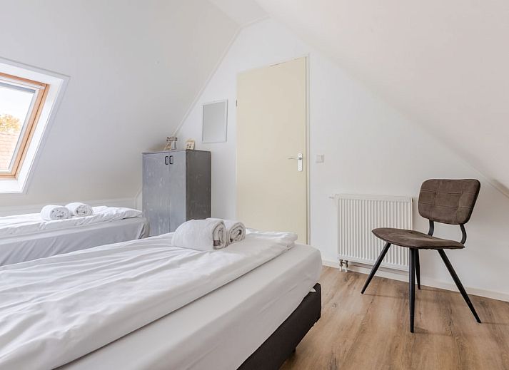 T6AB Komfort-Bungalow in De Koog, Texel, Waddeninseln, mit charmanter Fassade, umgeben von gruener Natur und ruhiger Umgebung.