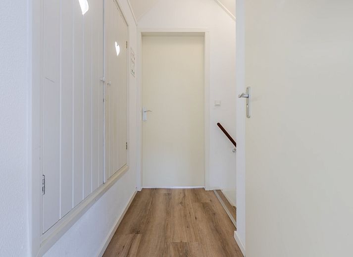 Praktische Waschkueche im Bungalow T6AB Comfort, De Koog, Texel, mit moderner Waschmaschine und Trockner fuer optimalen Urlaubskomfort.