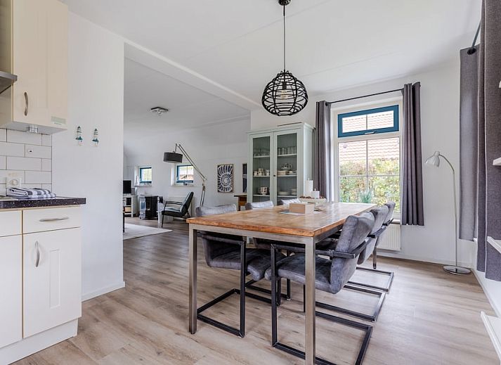 Gemuetliches Schlafzimmer im Bungalow T6AB Comfort, De Koog, Texel. Geniessen Sie Komfort und Licht durch das Dachfenster in diesem Ferienhaus.