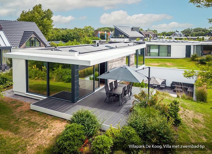 Luxurioese Familienvilla mit Schwimmbad in De Koog Texel. Moderner Aussenbereich mit Terrasse und Garten, ideal fuer einen erholsamen Urlaub.