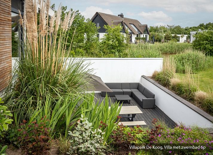 Gemuetliches Wohnzimmer in der luxurioesen Familienvilla mit Schwimmbad, De Koog Texel. Gemuetliche Sitzecke mit modernen Moebeln.