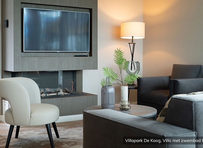 Gemuetliches Wohnzimmer in der luxurioesen Familienvilla mit Schwimmbad, De Koog Texel. Gemuetliche Sitzecke mit modernen Moebeln.