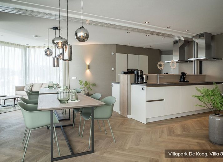 Ruime woonkamer in Luxe familievilla 8p, De Koog, Texel met moderne inrichting en veel natuurlijk licht.