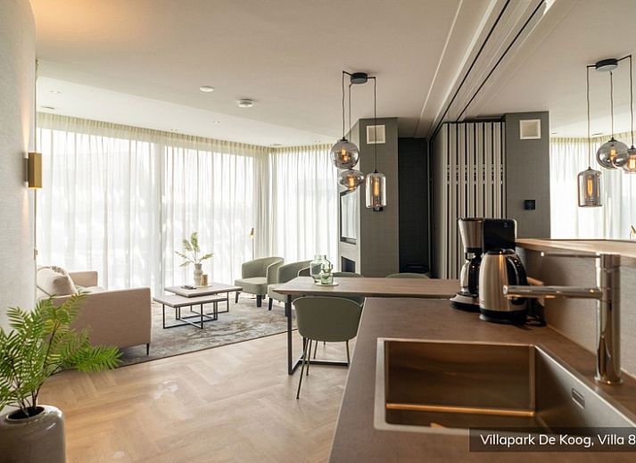 Ruime woonkamer in Luxe familievilla 8p, De Koog, Texel met moderne inrichting en veel natuurlijk licht.