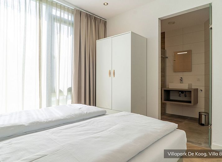 Gezellige zithoek in Luxe familievilla 8p, De Koog, Texel met comfortabele stoelen en een stijlvolle inrichting.