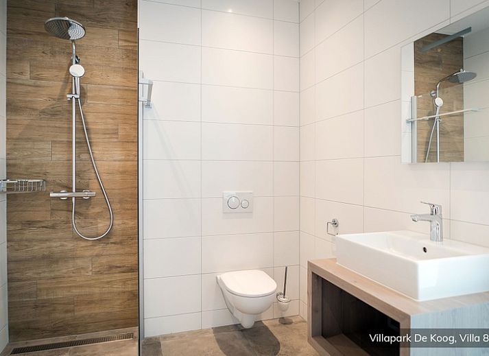 Gezellige zithoek in Luxe familievilla 8p, De Koog, Texel met comfortabele stoelen en een stijlvolle inrichting.