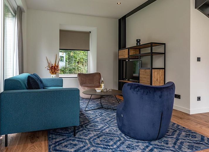 Gemuetliche Terrasse mit Sonnenschirm bei 37 - 14 Lepelaar, Ferienhaus in De Koog, Texel.