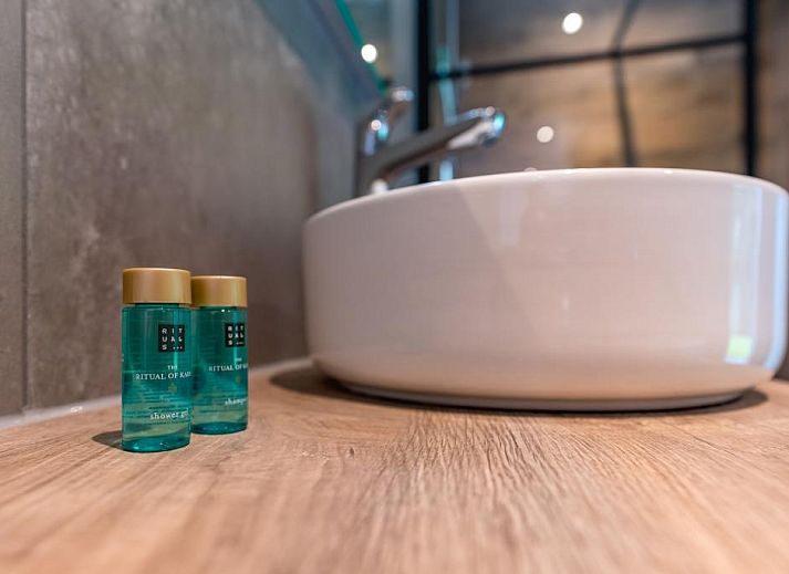 Geraeumiger Garten und Terrasse des Ferienhauses 37 - 14 Lepelaar in De Koog, Texel.