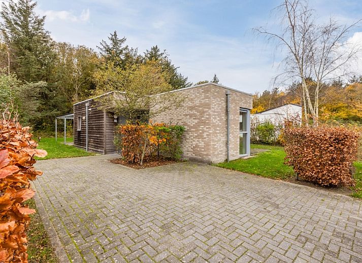 Schilpbanck 6 bungalow in De Koog, Texel met terras en groene omgeving, ideaal voor vakantie op de Waddeneilanden.