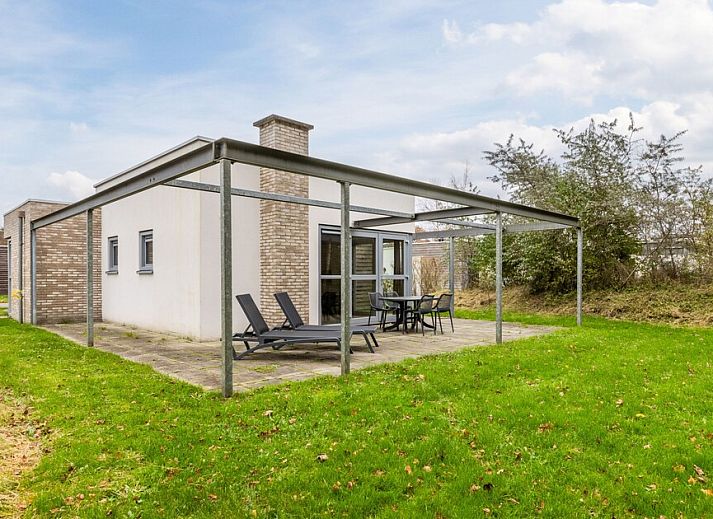 Slaapkamer in bungalow Schilpbanck 6, De Koog, Texel met comfortabele bedden en uitzicht op de natuur van de Waddeneilanden.