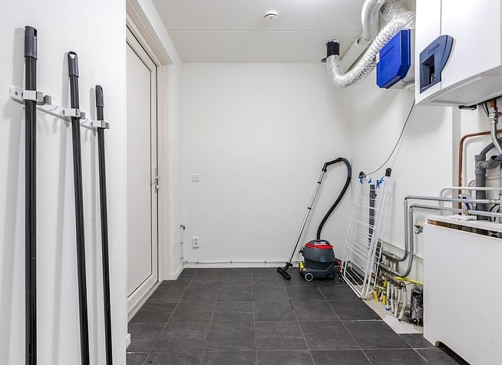 Slaapkamer in bungalow Schilpbanck 6, De Koog, Texel met comfortabele bedden en uitzicht op de natuur van de Waddeneilanden.
