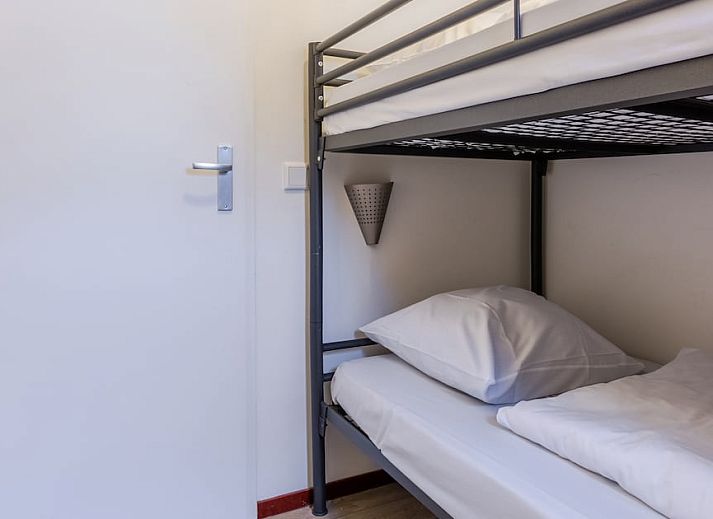 Slaapkamer in bungalow Schilpbanck 6, De Koog, Texel met comfortabele bedden en uitzicht op de natuur van de Waddeneilanden.