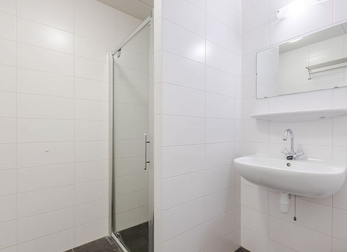 Schilpbanck 6 bungalow in De Koog, Texel biedt een rustige omgeving met groene natuur en een uitnodigende buitenruimte.