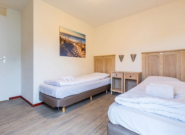 Schilpbanck 6 bungalow in De Koog, Texel biedt een rustige omgeving met groene natuur en een uitnodigende buitenruimte.