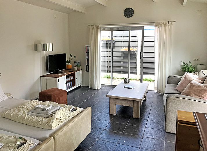 Buitenkant van Zomerhuisje Schoo in De Koog, Texel, vakantiehuis met overdekte veranda.