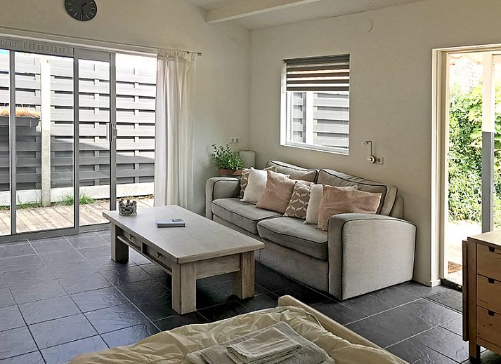 Buitenkant van Zomerhuisje Schoo in De Koog, Texel, vakantiehuis met overdekte veranda.