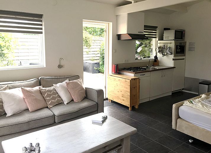 Buitenkant van Zomerhuisje Schoo in De Koog, Texel, vakantiehuis met overdekte veranda.