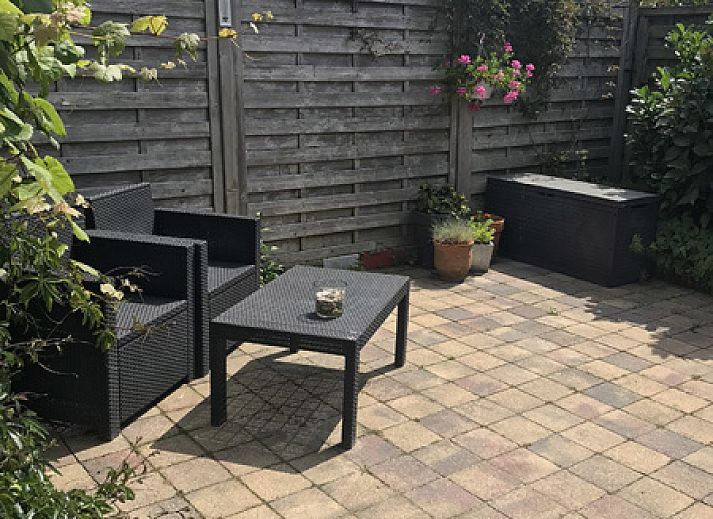 Lichte binnenruimte van Zomerhuisje Schoo in De Koog, Texel, met comfortabele zithoek.