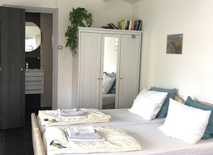 Lichte binnenruimte van Zomerhuisje Schoo in De Koog, Texel, met comfortabele zithoek.