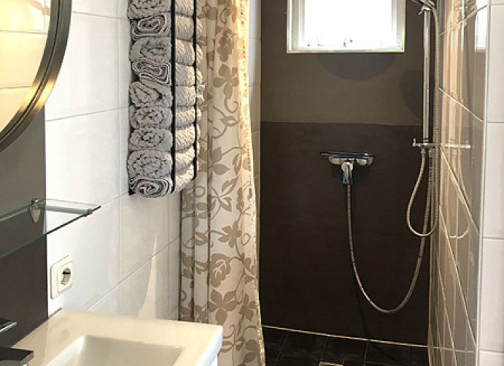 Lichte binnenruimte van Zomerhuisje Schoo in De Koog, Texel, met comfortabele zithoek.