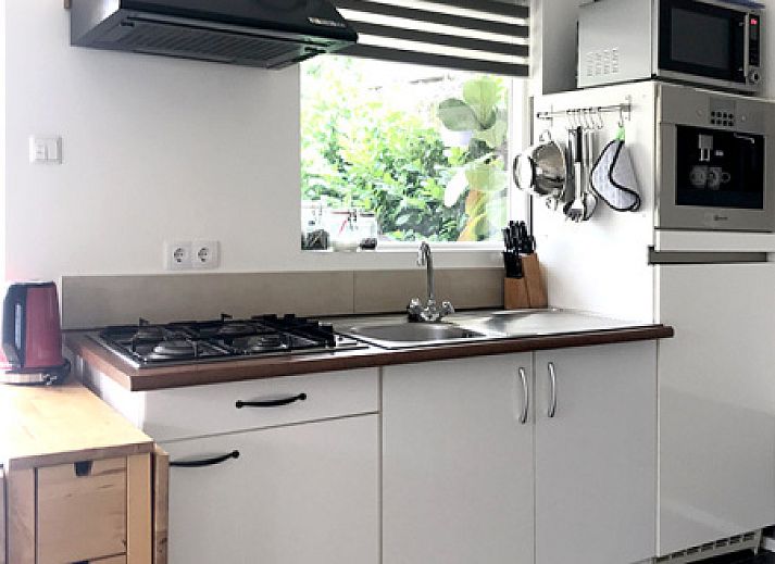 Lichte binnenruimte van Zomerhuisje Schoo in De Koog, Texel, met comfortabele zithoek.