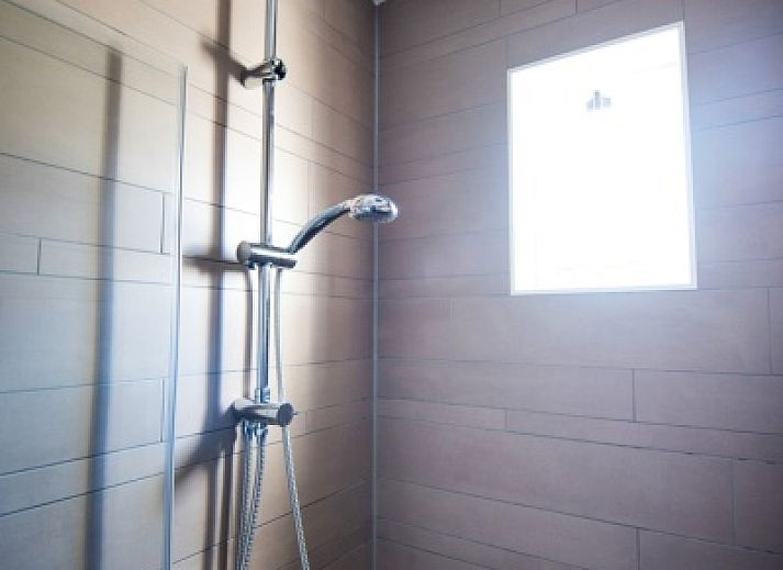 Villa 3 in De Koog, Texel met zonnig terras en groene tuin voor ontspanning.