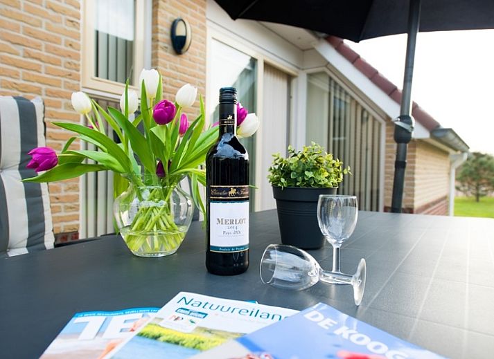 Entree van Villa 1, een charmant vakantiehuis in De Koog, Texel met een uitnodigend terras.