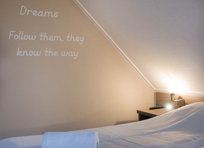 Gezellige slaapkamer in Villa 1, De Koog, Texel met sfeervolle verlichting en comfortabele bedden.