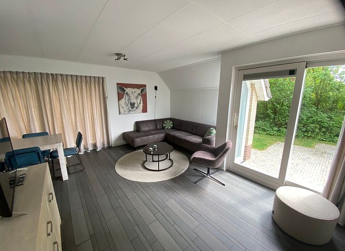 Sonnige Veranda des Ferienhauses Hoog Koog 18 in De Koog, Texel, ideal fuer Entspannung im Bungalowpark Hoog Koog.