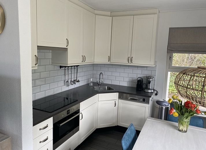 Sonnige Veranda des Ferienhauses Hoog Koog 18 in De Koog, Texel, ideal fuer Entspannung im Bungalowpark Hoog Koog.